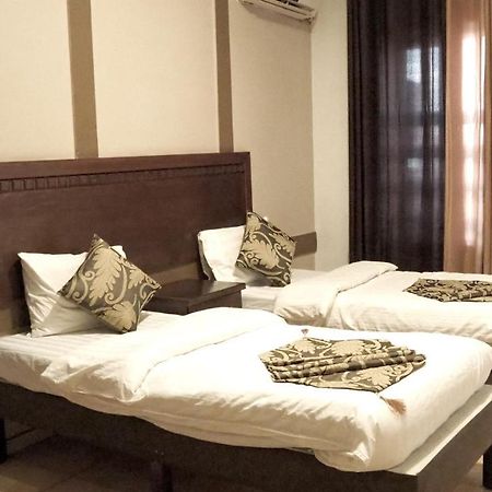 Al Fawanes Hotel Apartments Amman Bagian luar foto