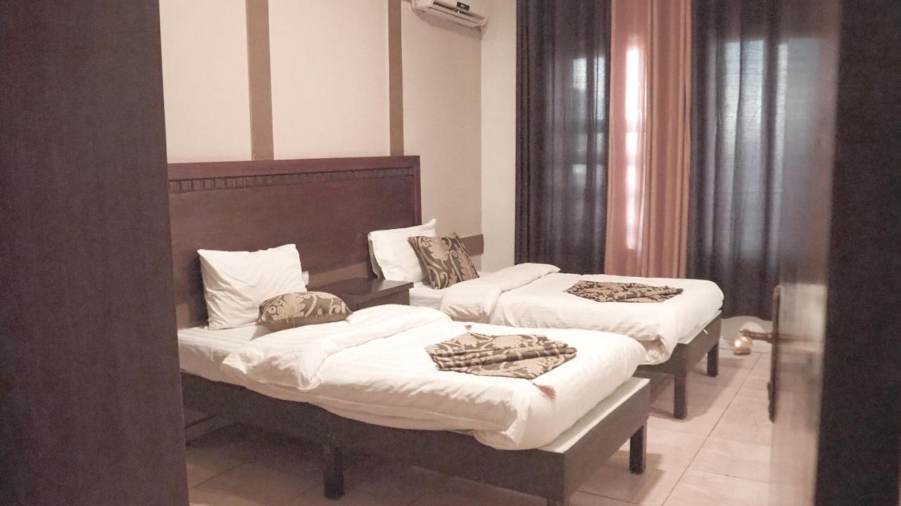 Al Fawanes Hotel Apartments Amman Bagian luar foto