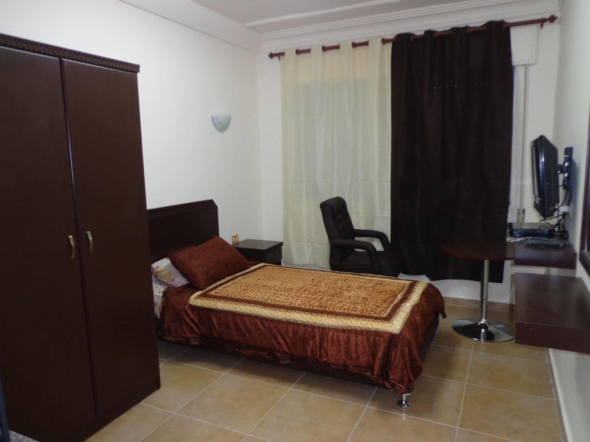 Al Fawanes Hotel Apartments Amman Bagian luar foto