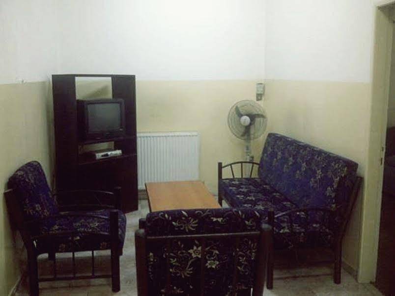 Al Fawanes Hotel Apartments Amman Bagian luar foto