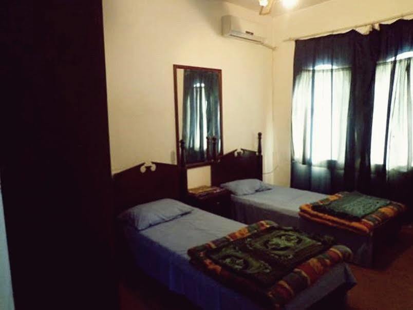 Al Fawanes Hotel Apartments Amman Bagian luar foto