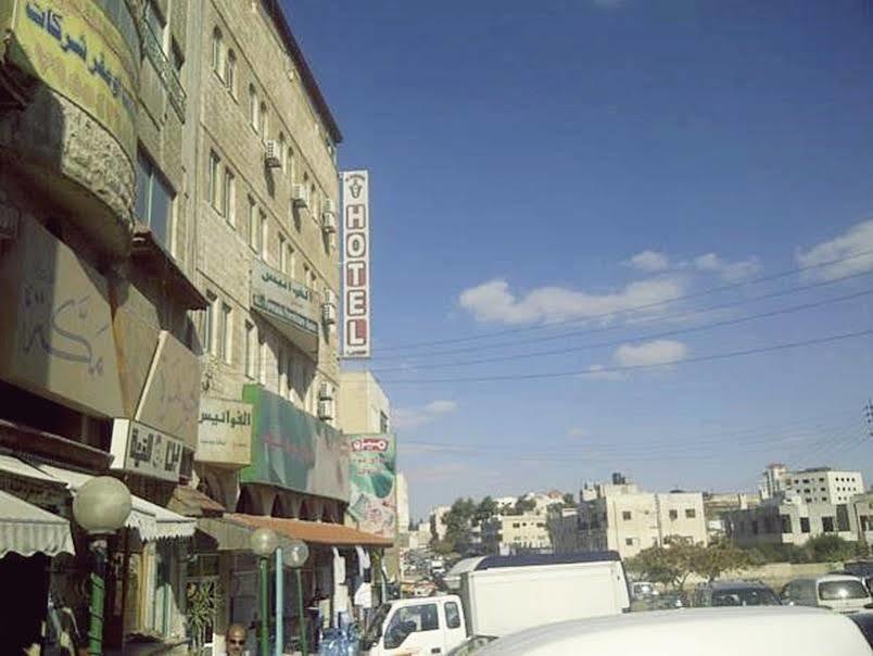 Al Fawanes Hotel Apartments Amman Bagian luar foto